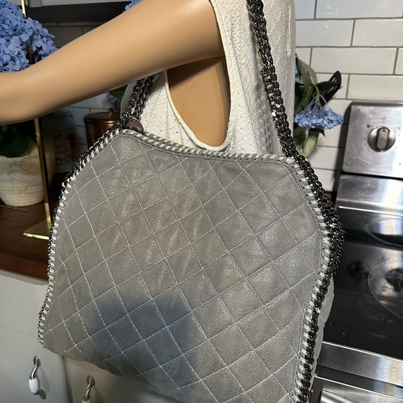 Stella McCartney large grey quilted Falabella bag. Chain detail. Authenticated - Picture 13 of 13
